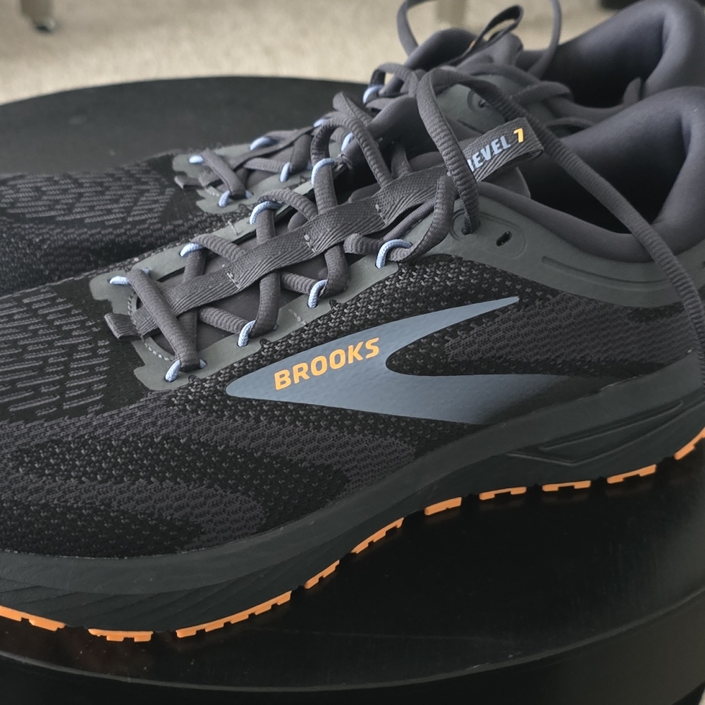 Brooks Black, GRAY, YELLOW REVEL 7 LIKE NEW
